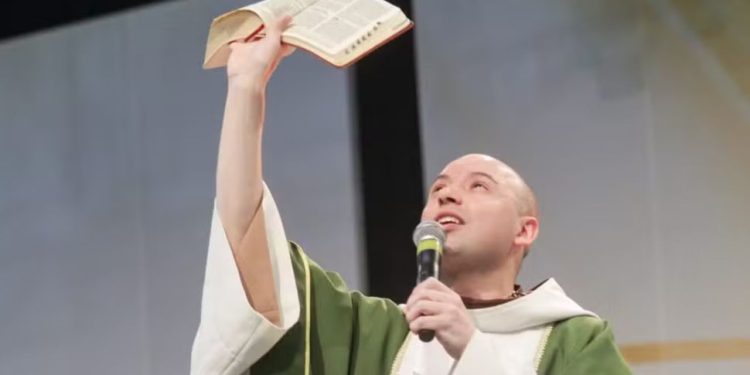 Natal em Salvador terá show gratuito de Roberto Carlos e missa celebrada por Frei Gilson