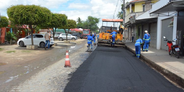 Feira inicia pavimentação da Rua Primavera e avança com pacote de obras urbanas