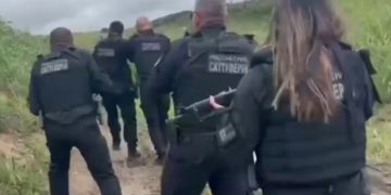 Três mortos e cinco presos em confronto entre facções e operação policial na região de Pedra do Cavalo
