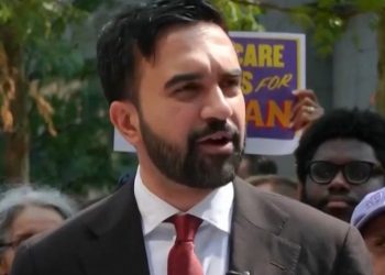 Zohran Mamdani é eleito prefeito de Nova York e faz história como primeiro muçulmano e mais jovem no cargo