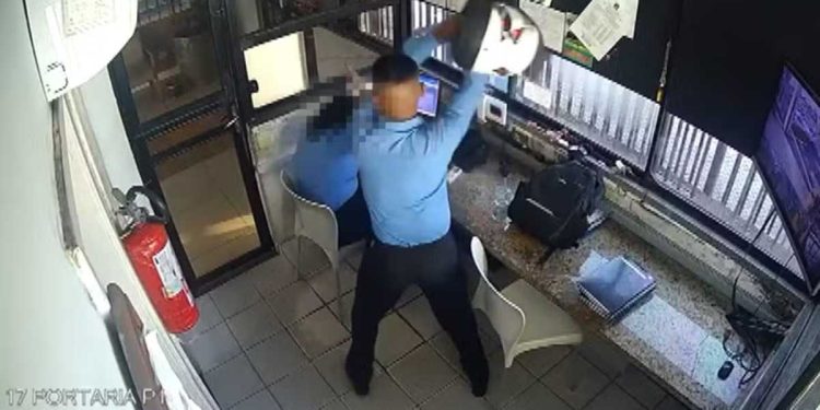 Funcionário que agrediu colega com capacete em Salvador é demitido