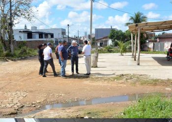 Prefeito de Feira de Santana vistoria obras em feriado para requalificação de rua na Mangabeira
