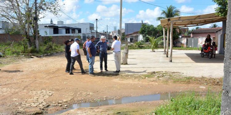 Prefeito de Feira de Santana vistoria obras em feriado para requalificação de rua na Mangabeira
