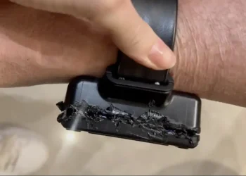 Bolsonaro admite ter usado ferro de solda para tentar abrir tornozeleira; Moraes cobra explicações e mantém prisão preventiva