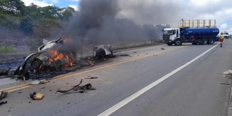 Colisão frontal na BR-101 deixa 11 mortos na divisa BA–ES