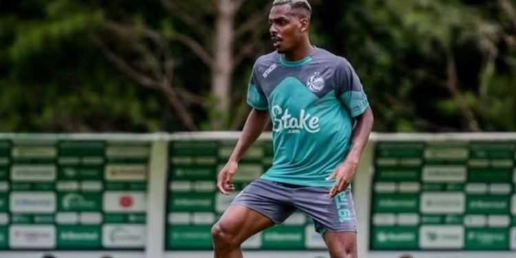 Vitória anuncia primeiro reforço para 2026: volante Caíque Gonçalves