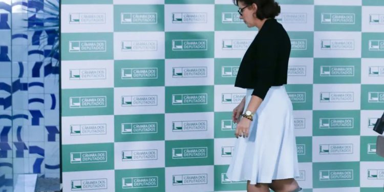 Câmara rejeita cassação de Carla Zambelli após condenação no STF