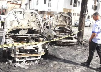 Incêndio em poste no Centro de Feira destrói carros e fecha comércio
