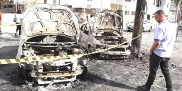 Incêndio em poste no Centro de Feira destrói carros e fecha comércio