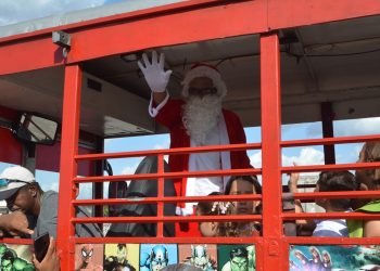 Papai Noel chega de helicóptero e encanta o primeiro domingo do Natal Encantado