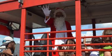 Papai Noel chega de helicóptero e encanta o primeiro domingo do Natal Encantado