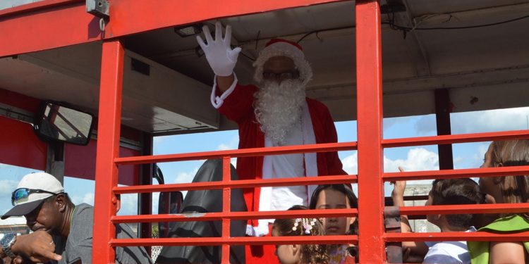 Papai Noel chega de helicóptero e encanta o primeiro domingo do Natal Encantado