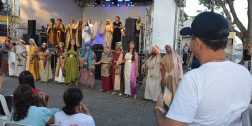 Natal Encantado 2025 começa com grande público e clima de magia em Feira de Santana