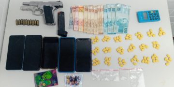 PETO prende quatro suspeitos e apreende arma, drogas e dinheiro em condomínio de Feira de Santana