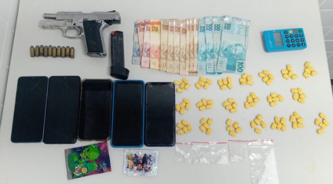 PETO prende quatro suspeitos e apreende arma, drogas e dinheiro em condomínio de Feira de Santana