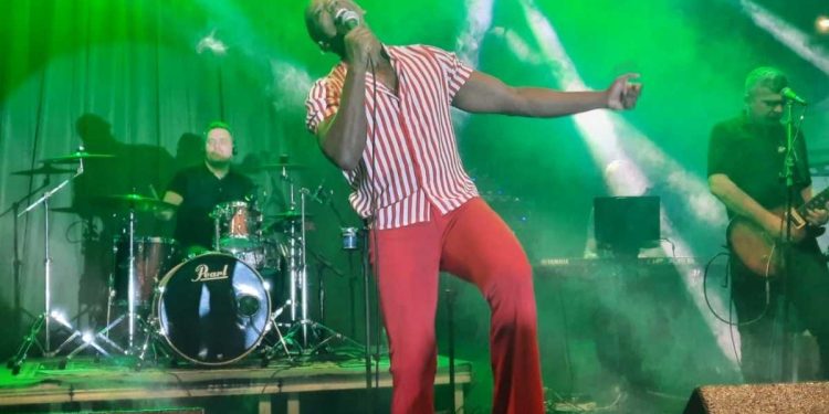 Rosana e artistas locais levam romantismo à Praça da Matriz neste sábado no Natal Encantado