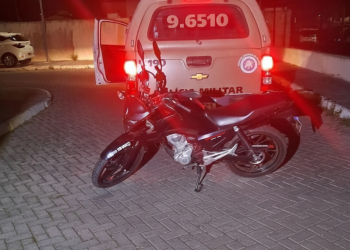 PETO da 65ª CIPM prende dupla após assalto e recupera moto roubada em Feira de Santana