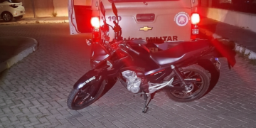 PETO da 65ª CIPM prende dupla após assalto e recupera moto roubada em Feira de Santana