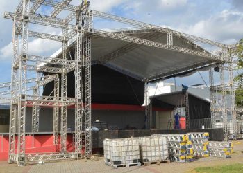 Estrutura do Natal Encantado começa a ser montada em Feira de Santana; grade tem Ana Carolina e Geraldo Azevedo