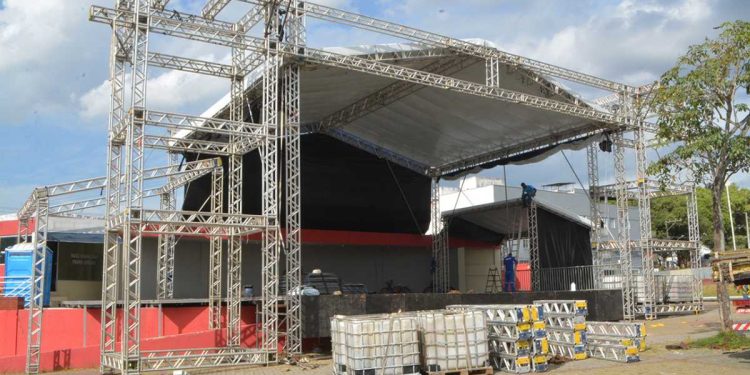 Estrutura do Natal Encantado começa a ser montada em Feira de Santana; grade tem Ana Carolina e Geraldo Azevedo