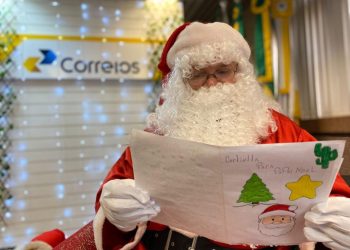 Papai Noel dos Correios inicia entrega de presentes e leva alegria a crianças na Bahia