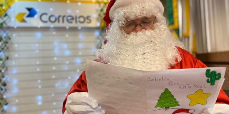 Papai Noel dos Correios inicia entrega de presentes e leva alegria a crianças na Bahia