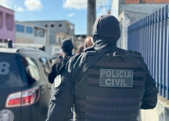 Homem é preso por agredir padrasto idoso em Feira de Santana