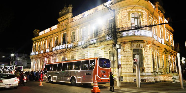 Feira de Santana brilha como nunca: Natal 2025 ilumina ruas, praças e avenidas