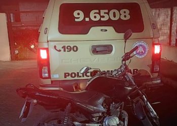 PM recupera motocicleta roubada e prende suspeito em Feira de Santana
