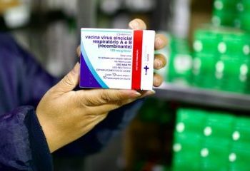 Bahia recebe 44,5 mil doses da nova vacina contra VSR; imunização de gestantes começa nesta quarta