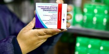 Bahia recebe 44,5 mil doses da nova vacina contra VSR; imunização de gestantes começa nesta quarta