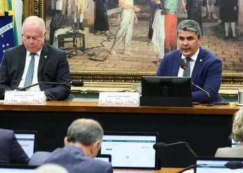 CCJ adia decisão sobre cassação de Carla Zambelli após pedido de vista coletivo