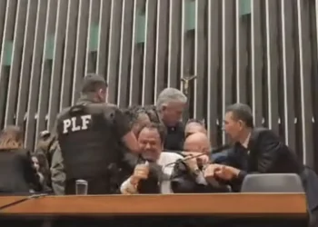 Deputado Glauber Braga é retirado à força da presidência da Câmara após protesto