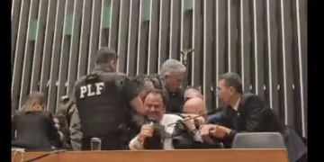 Deputado Glauber Braga é retirado à força da presidência da Câmara após protesto