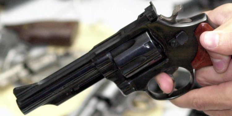 Homem é morto dentro de casa após invasão armada em Humildes