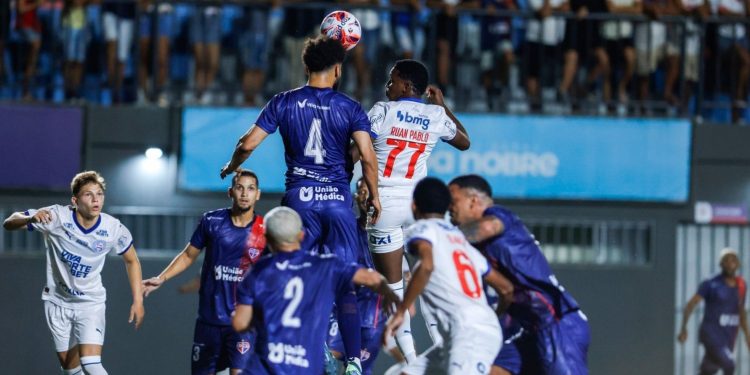 Pivetes de Aço dão show e Bahia mantém 100% no Baianão