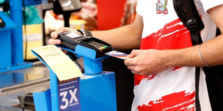 Bolsa Presença: Governo da Bahia libera pagamento para mais de 300 mil estudantes