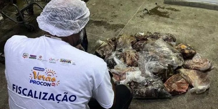 Procon apreende 140 kg de carne estragada em supermercado da Bahia