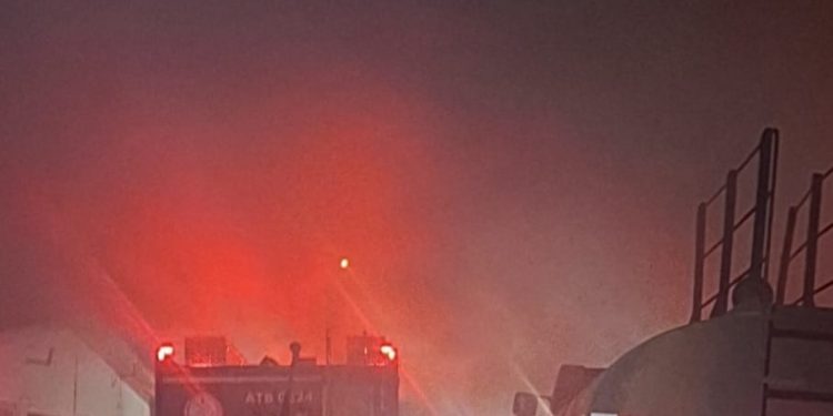 Incêndio consome duas madereiras na Serraria Brasil em Feira de Santana