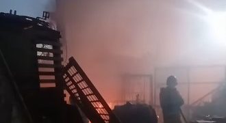 Incêndio de grandes proporções destrói casa e ferro-velho em Lagoa Grande