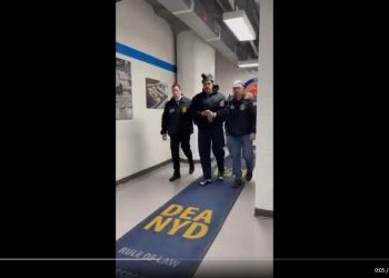 Maduro desembarca algemado nos EUA após captura em Caracas