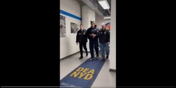 Maduro desembarca algemado nos EUA após captura em Caracas