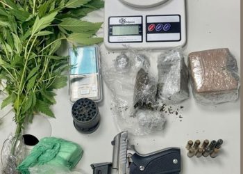 PM apreende arma e drogas após fuga de suspeitos em Feira de Santana