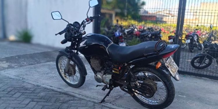 PM recupera motocicleta adulterada e prende condutor em Feira de Santana