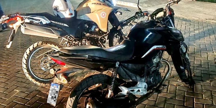 PM recupera motocicleta roubada no Jardim Acácia, em Feira de Santana