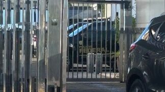 Polícia Federal faz operação em prédio de luxo no Corredor da Vitória em Salvador