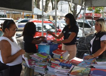 Procon fiscaliza feira de livros usados em Feira de Santana