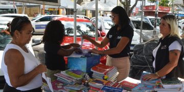 Procon fiscaliza feira de livros usados em Feira de Santana