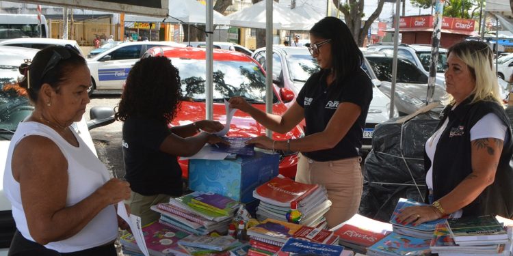 Procon fiscaliza feira de livros usados em Feira de Santana