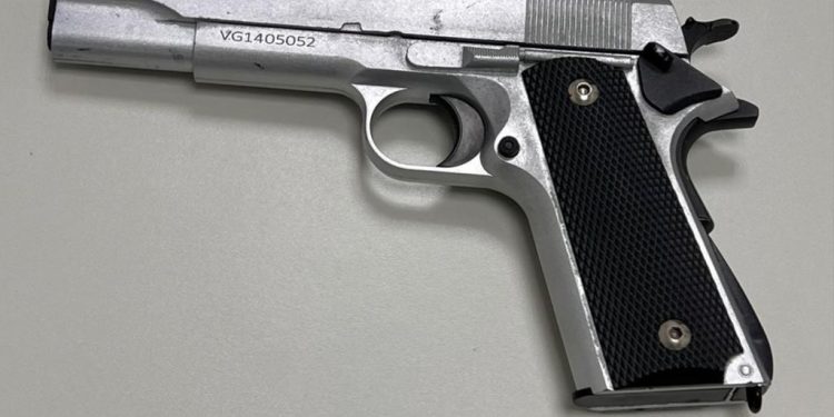 PM apreende simulacro de arma e conduz homem à delegacia em Feira